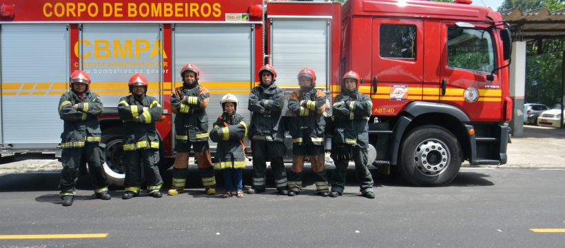 MENINO COMEMORA ANIVERSÁRIO COM VISITA AO COMANDO GERAL DO CORPO DE BOMBEIROS MILITAR DO PARÁ