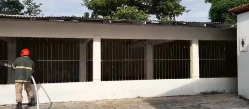 Incêndio atinge igreja no bairro Santa Rita