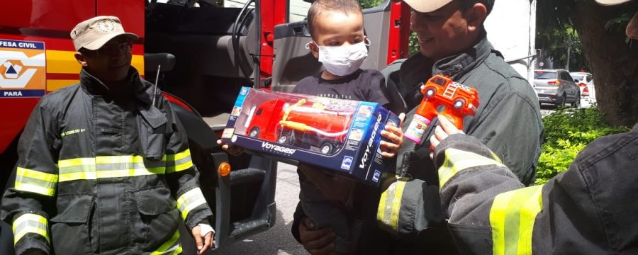 Menino com leucemia ganha brinquedo e surpresa do Corpo de Bombeiros