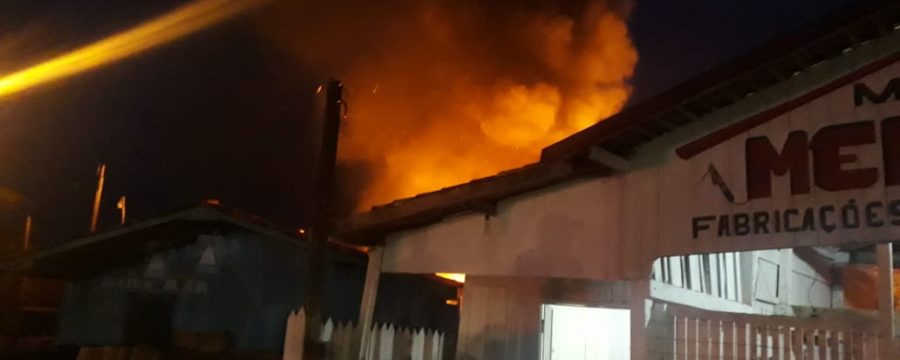 Bombeiros Militares controlam incêndio em madeireira no município de Soure, ilha do Marajó