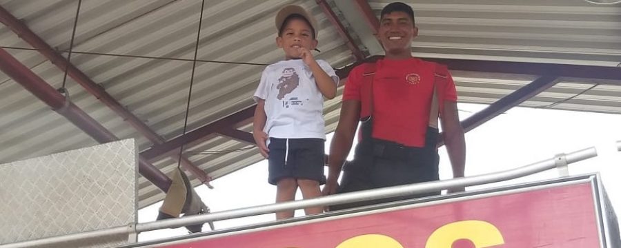 Menino de 4 anos realiza sonho de conhecer o Corpo de Bombeiros