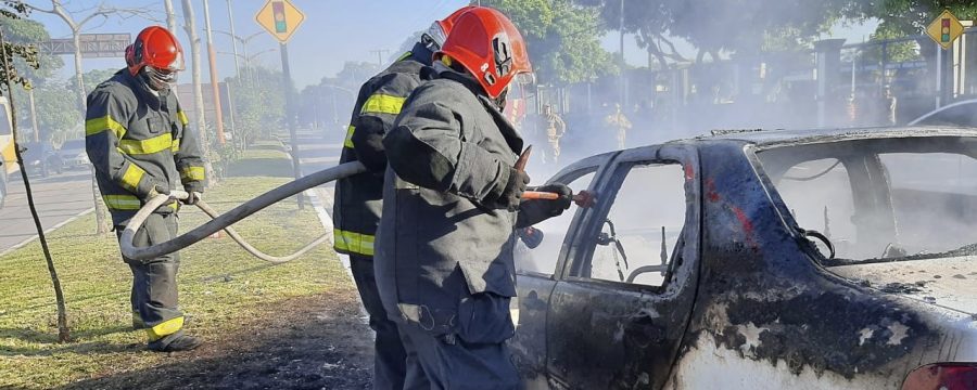 CBMPA COMBATE INCÊNDIO EM VEÍCULO NA AVENIDA JÚLIO CÉSAR