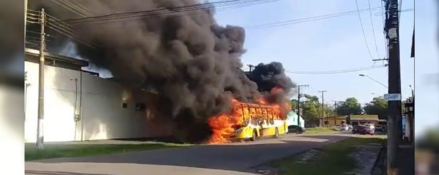 CORPO DE BOMBEIROS COMBATE INCÊNDIO EM ÔNIBUS NA CAPITAL