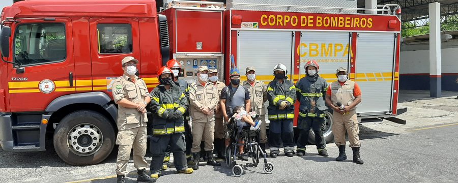 CORPO DE BOMBEIROS RECEBE VISITA DE CRIANÇA INDÍGENA DA ETNIA GAVIÃO PARKATÊJÊ