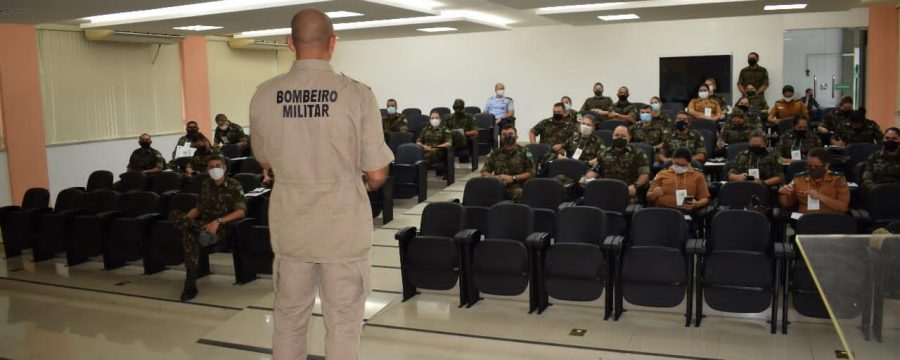 MAJOR DO CBMPA MINISTRA PALESTRA EM SIMPÓSIO DAS FORÇAS ARMADAS NO AMAZONAS