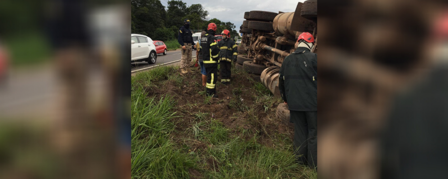 CORPO DE BOMBEIROS ATUA EM TOMBAMENTO DE VEÍCULO NA BR 316