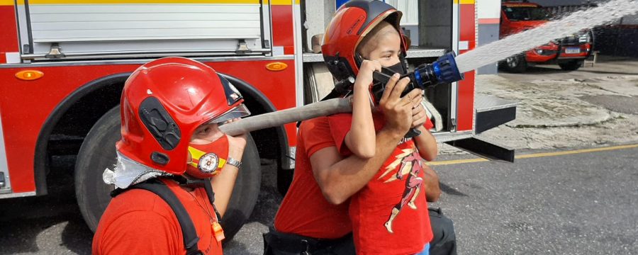 Vencendo o câncer, criança de 9 anos realiza o sonho de conhecer quartel do Corpo de Bombeiros