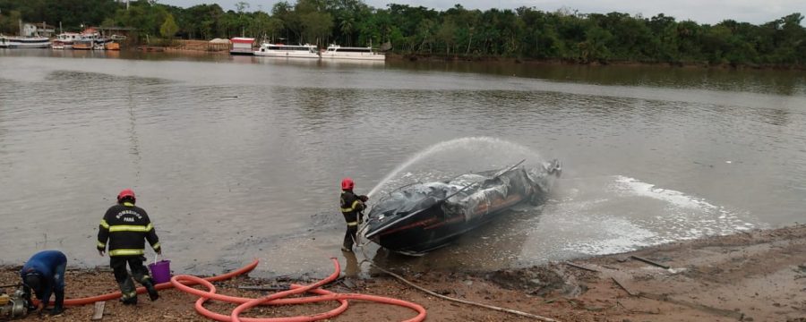 CBMPA realiza combate a incêndio em embarcação no município de Barcarena