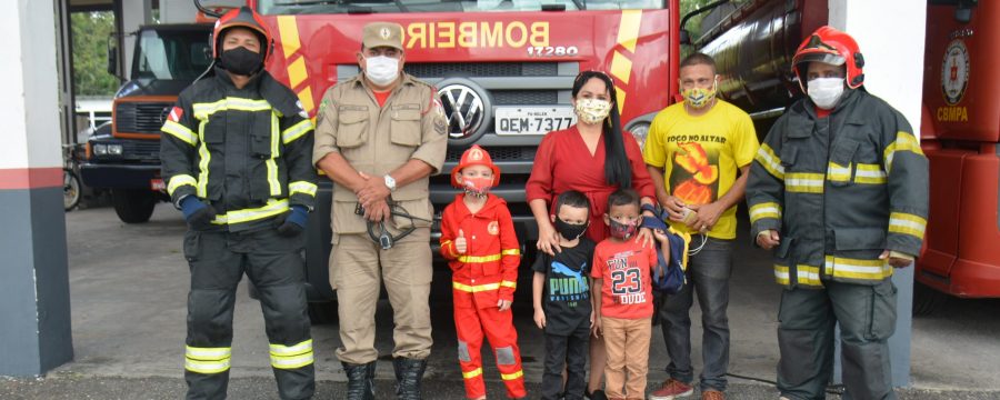 MENINO REALIZA O SONHO DE CONHECER O CORPO DE BOMBEIROS